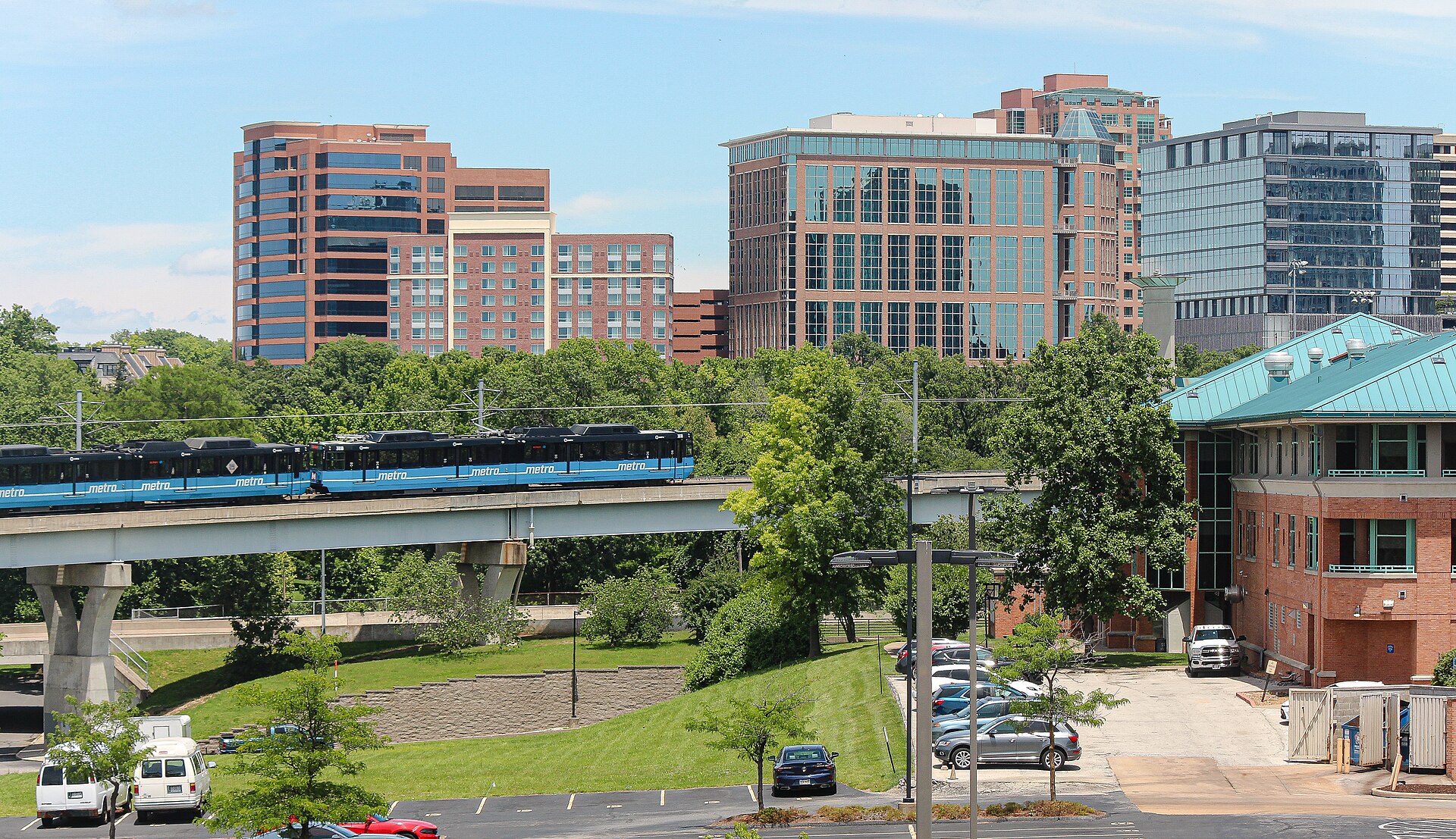 A MetroLink Blue Line train arriving at the Clayton station.