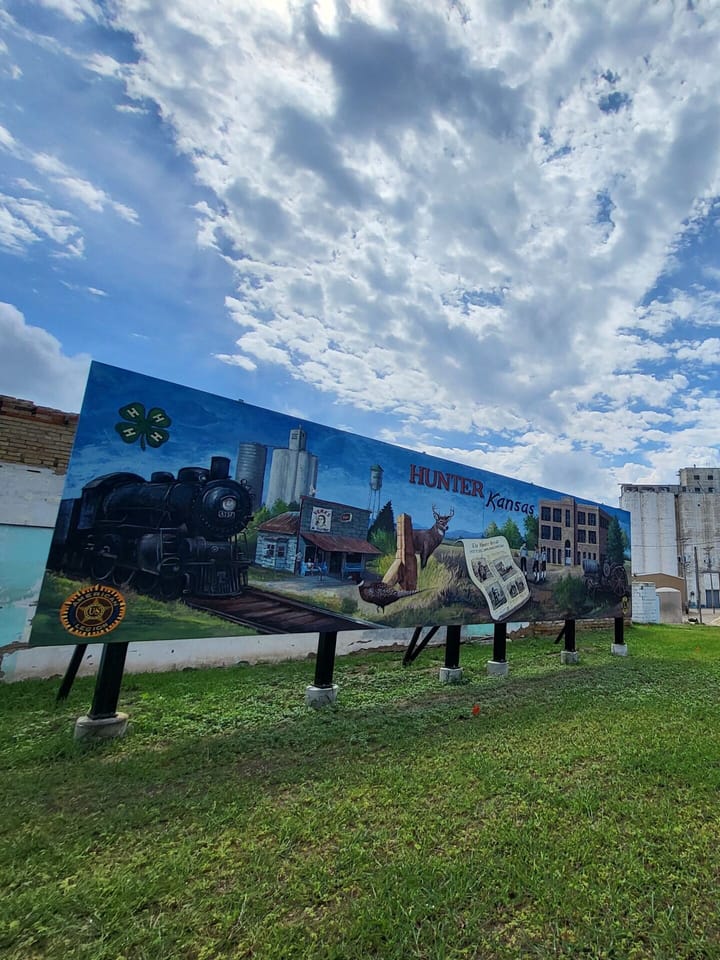 The grain elevator at Hunter with a painted mural on its base