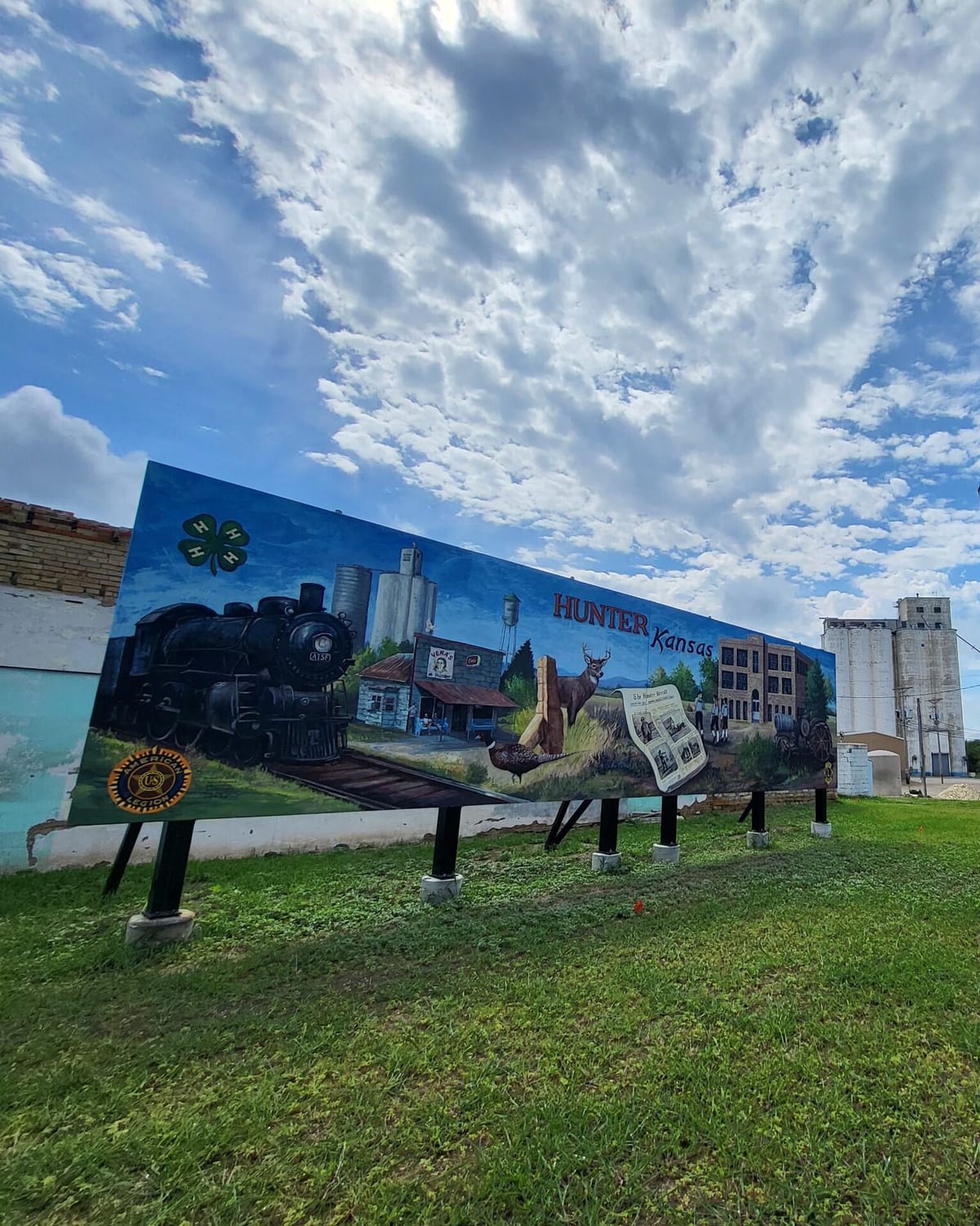 The grain elevator at Hunter with a painted mural on its base