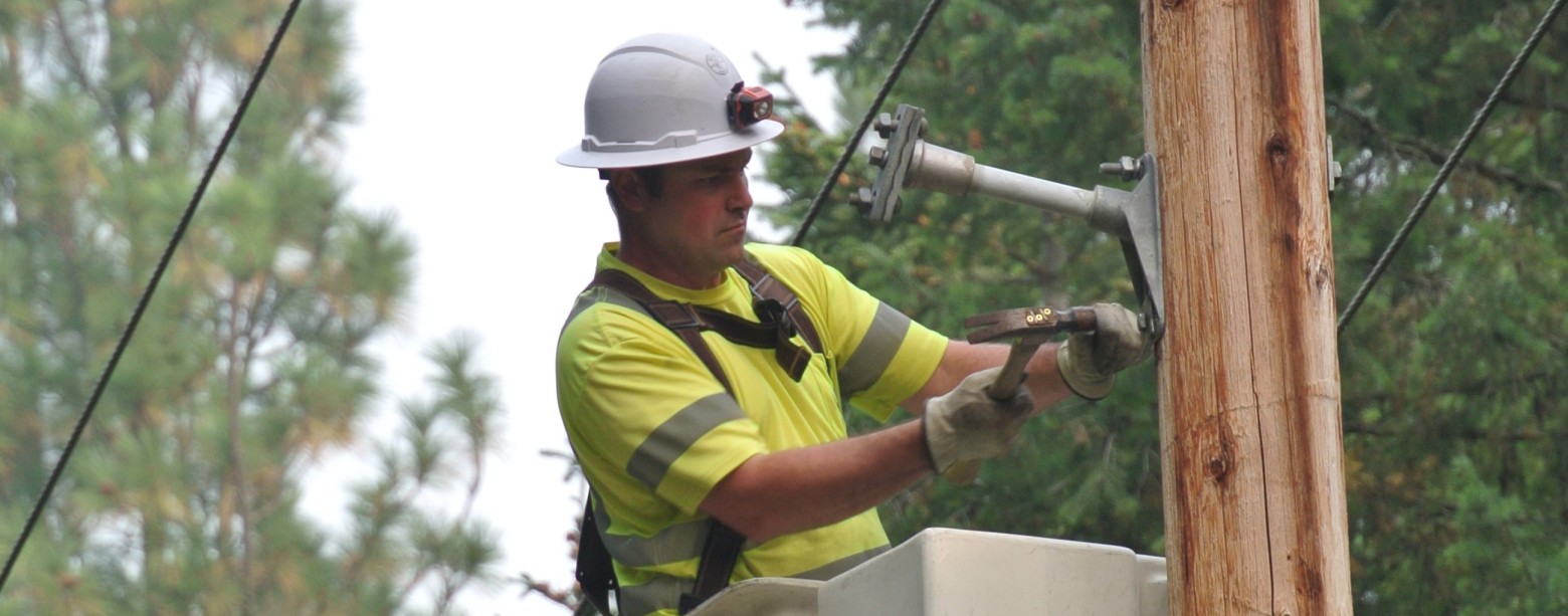 A Pend Oreille PUD fiber technician working in the field