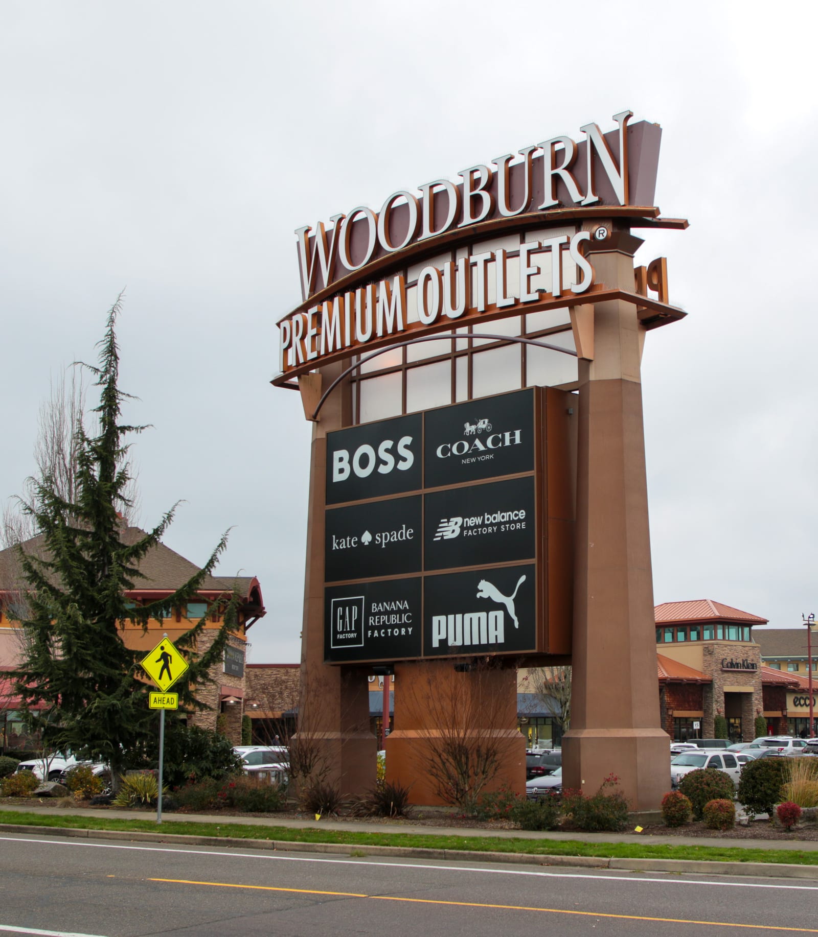 The Woodburn Premium Outlets sign, a stop on the Cherriots Regional network