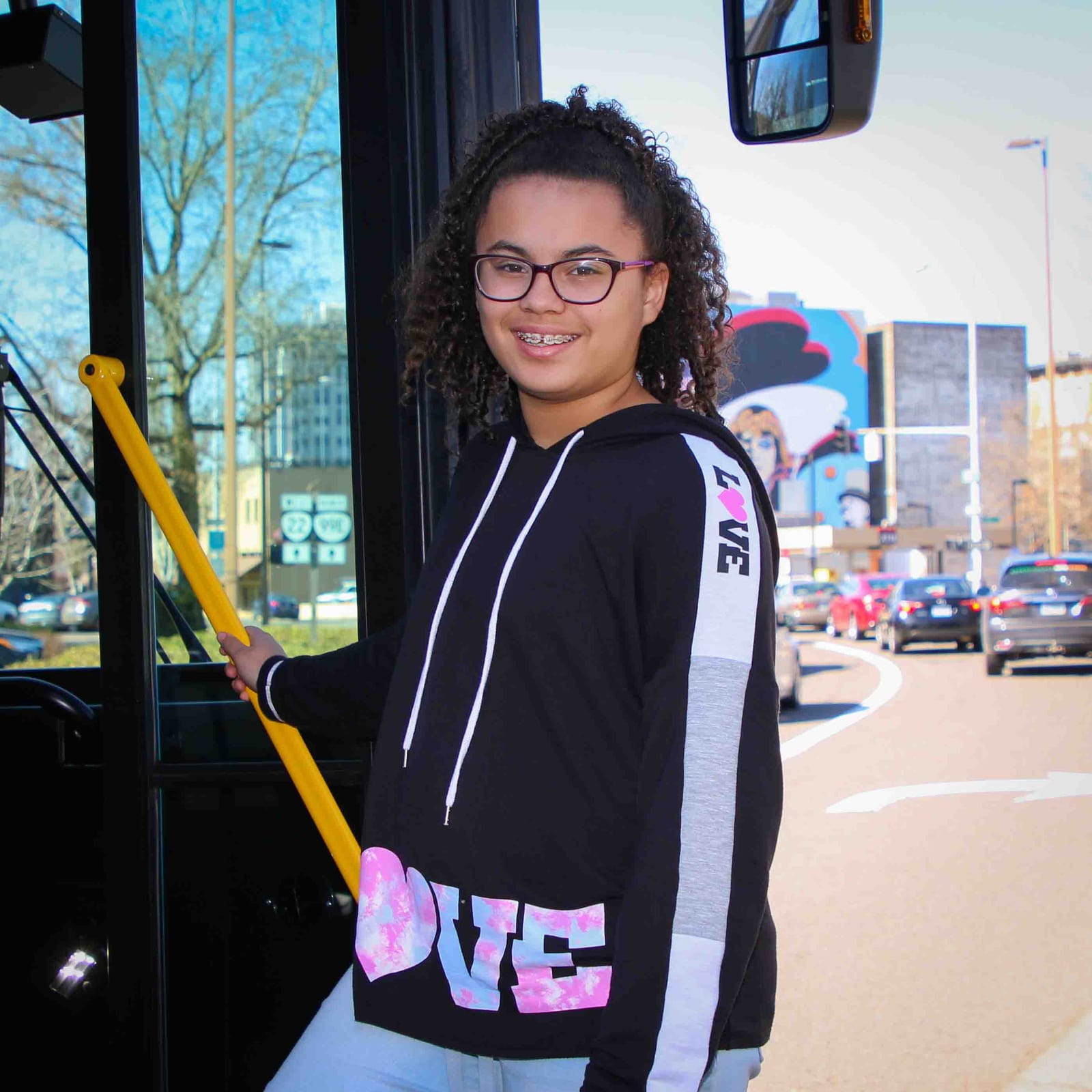 Una joven pasajera aborda un autobús de Cherriots