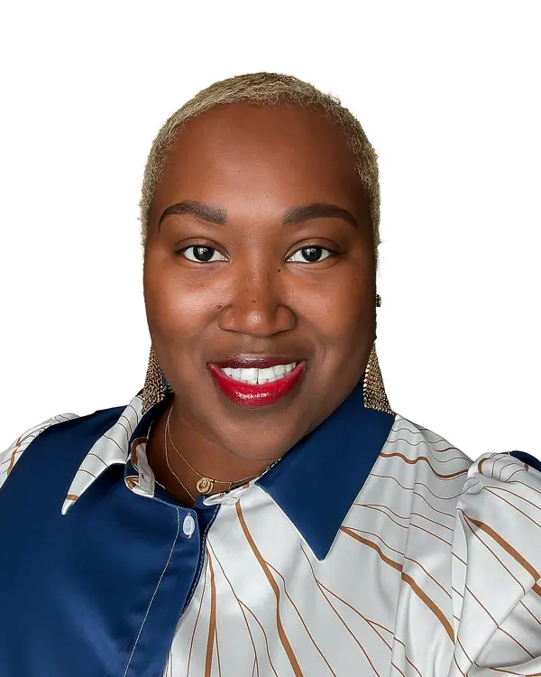 Portrait of Safiya Jafari Simmons.